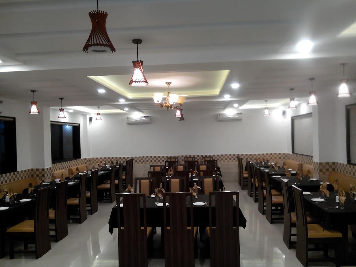 Hotel Amidhara Dwārka Buitenkant foto