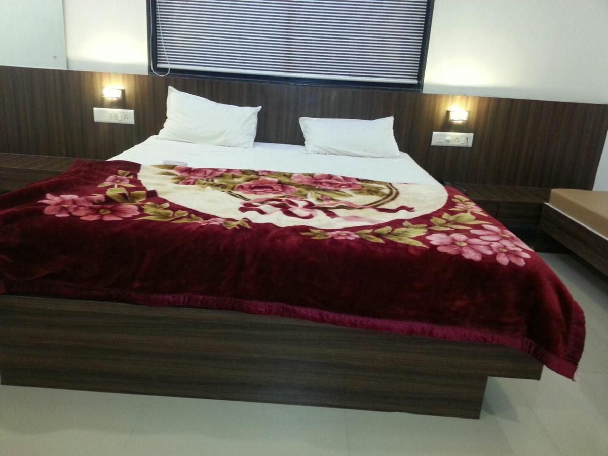 Hotel Amidhara Dwārka Buitenkant foto